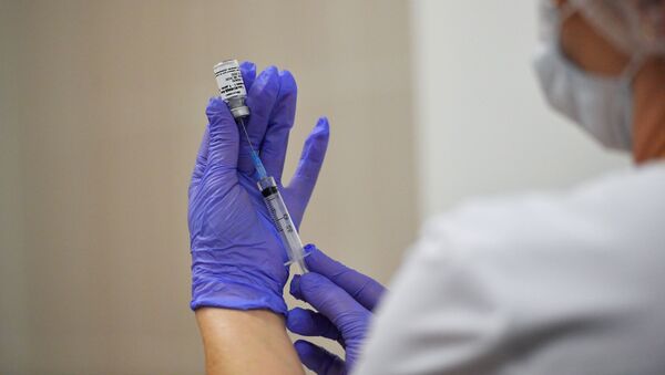 Во время вакцинации добровольца против COVID-19 в поликлинике №62 в Москве. - 俄羅斯衛星通訊社