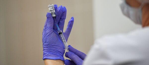 Во время вакцинации добровольца против COVID-19 в поликлинике №62 в Москве. - 俄罗斯卫星通讯社