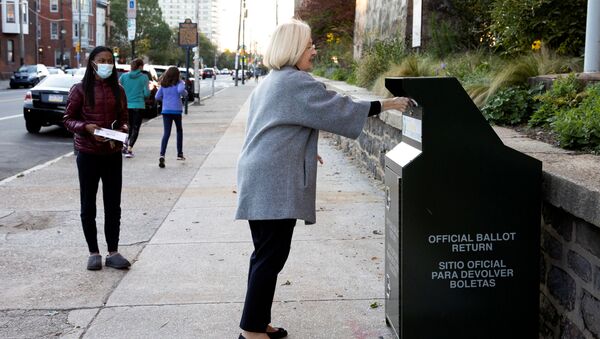 Избиратели отправляют бюллетени по почте в Филадельфии, США - 俄罗斯卫星通讯社