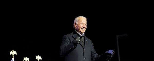 Democratic US presidential nominee and former Vice President Joe Biden smile during a drive-in campaign rally at Heinz Field in Pittsburgh, Pennsylvania, US, November 2, 2020 - 俄罗斯卫星通讯社