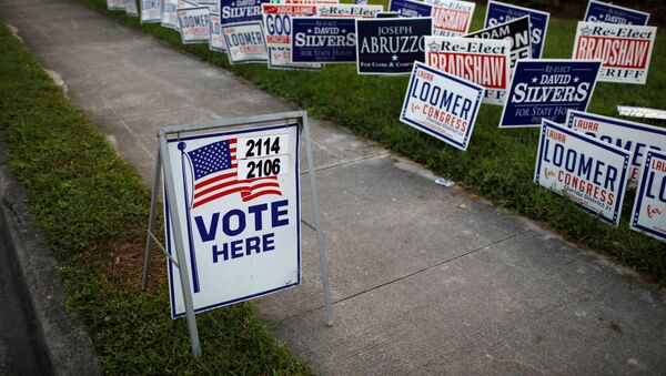 Знаки возле избирательного участка в Публичной библиотеке во время президентских выборов 2020 года в Палм-Бич, Флорида, США - 俄羅斯衛星通訊社