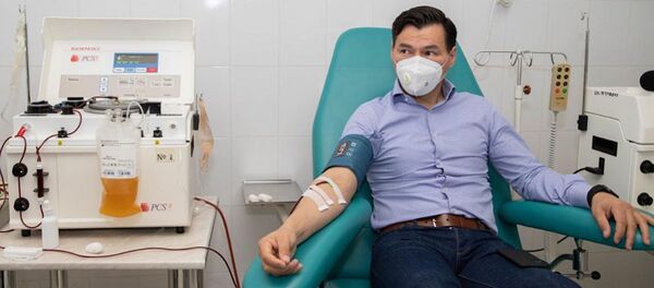 Глава Республики Калмыкия Бату Хасиков сдает плазму крови  - 俄罗斯卫星通讯社