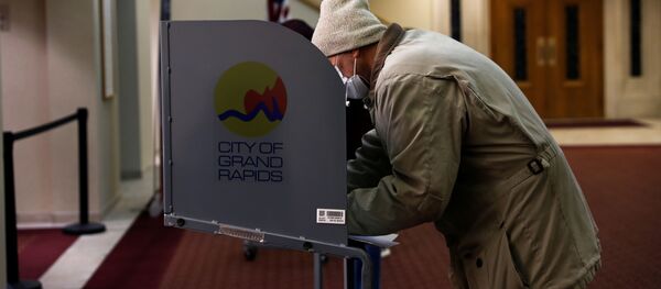 Голосование на президентских выборах в США в 2020 году в христианской реформатской церкви ЛаГрав в Гранд-Рапидс, штат Мичиган, США - 俄羅斯衛星通訊社