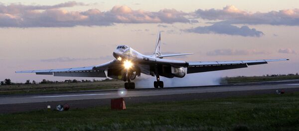 Стратегический бомбардировщик-ракетоносец Ту-160 на авиабазе ВВС России в городе Энгельсе // AP Photo / Misha Japaridze - 俄羅斯衛星通訊社