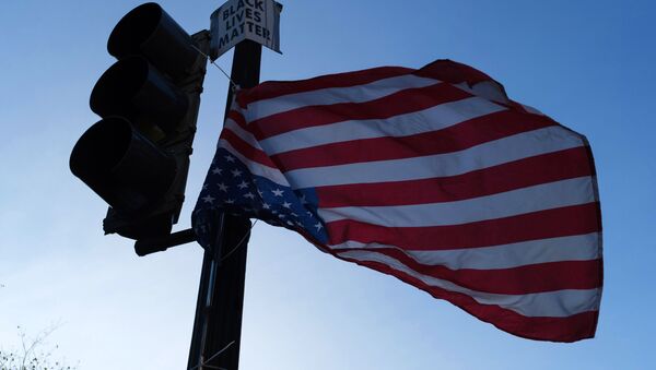 Флаг Соединенных Штатов Америки на светофоре на одной из улиц в Вашингтоне в преддверии выборов президента США.   - 俄羅斯衛星通訊社