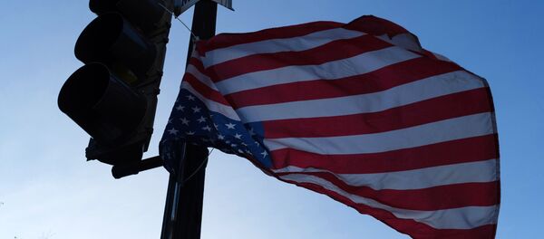 Флаг Соединенных Штатов Америки на светофоре на одной из улиц в Вашингтоне в преддверии выборов президента США.   - 俄罗斯卫星通讯社