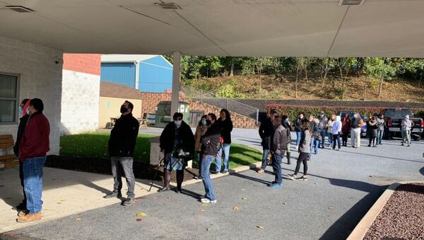 Люди стоят в очереди на избирательный участок в округе Дофин штата Пенсильвания, где проходят выборы президента США.  - 俄罗斯卫星通讯社