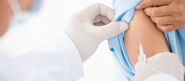 Медработник делает прививку пациенту - 俄羅斯衛星通訊社