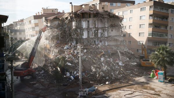Разрушенное в результате землетрясения здание в Измире, Турция - 俄罗斯卫星通讯社