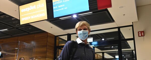 Пассажир в медицинской маске в новом международном аэропорту Берлин-Бринденбург имени Вилли Брандта в Германии - 俄罗斯卫星通讯社