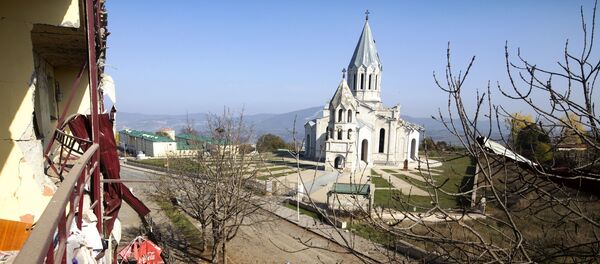 Вид с балкона дома, пострадавшего в результате обстрелов, на собор Сурб Аменапркич Казанчецоц в Шуши - 俄羅斯衛星通訊社