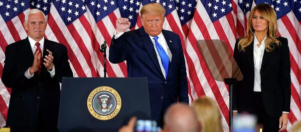 Президент США Дональд Трамп, первая леди Мелания и вице-президент Майк Пенс во время заявления относительно первых результатов президентских выборов в США - 俄罗斯卫星通讯社