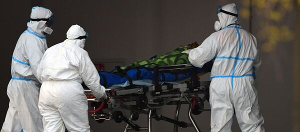 Бригада скорой медицинской помощи доставила пациента в карантинный центр в Коммунарке.  - 俄罗斯卫星通讯社