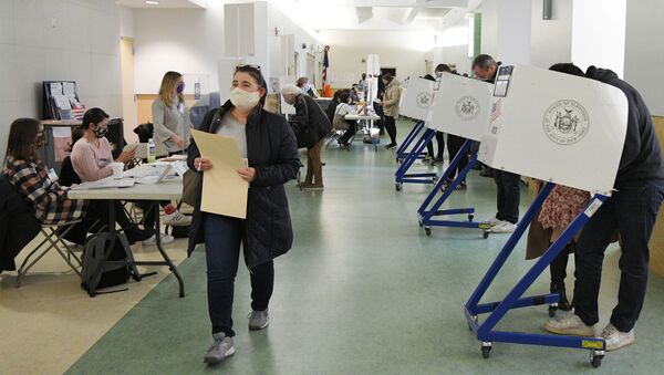 Избиратели во время голосования на выборах президента США на одном из избирательных участков в Нью-Йорке - 俄罗斯卫星通讯社