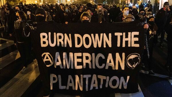 Люди собираются на площади Black Lives Matter в Вашингтоне в ожидании результатов выборов президента США.  - 俄罗斯卫星通讯社