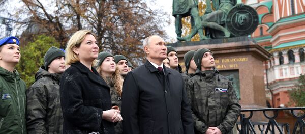 Владимир Путин вместе с представителями молодежных организаций слушают обновленный звон колоколов на Спасской башне Кремля - 俄罗斯卫星通讯社