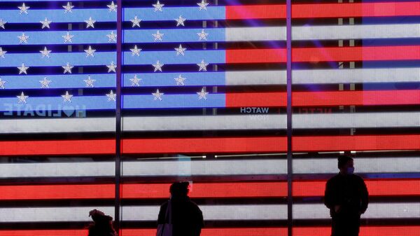 Люди у электронного флага США на Таймс-сквер во время президентских выборов в США 2020 года в Нью-Йорке - 俄羅斯衛星通訊社