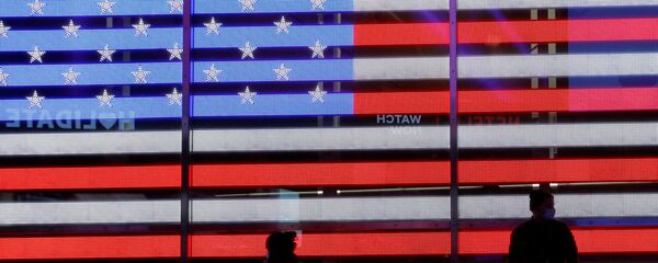 Люди у электронного флага США на Таймс-сквер во время президентских выборов в США 2020 года в Нью-Йорке - 俄罗斯卫星通讯社