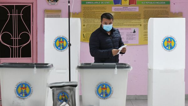 Мужчина голосует на всеобщих выборах президента Молдавии на одном из участков в Кишиневе - 俄罗斯卫星通讯社