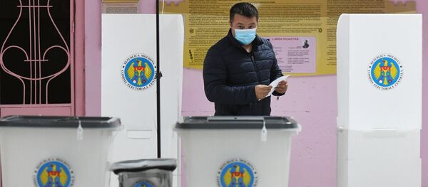 Мужчина голосует на всеобщих выборах президента Молдавии на одном из участков в Кишиневе - 俄羅斯衛星通訊社