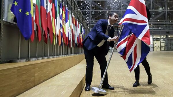 Сотрудники протокола убирают флаг Великобритании у здания Европы в Брюсселе - 俄羅斯衛星通訊社