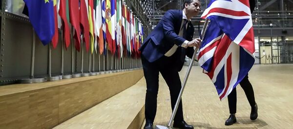 Сотрудники протокола убирают флаг Великобритании у здания Европы в Брюсселе - 俄羅斯衛星通訊社