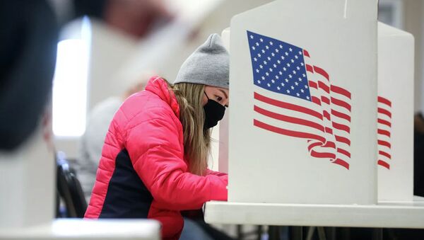 Избирательница во время голосования на выборах президента США  - 俄羅斯衛星通訊社