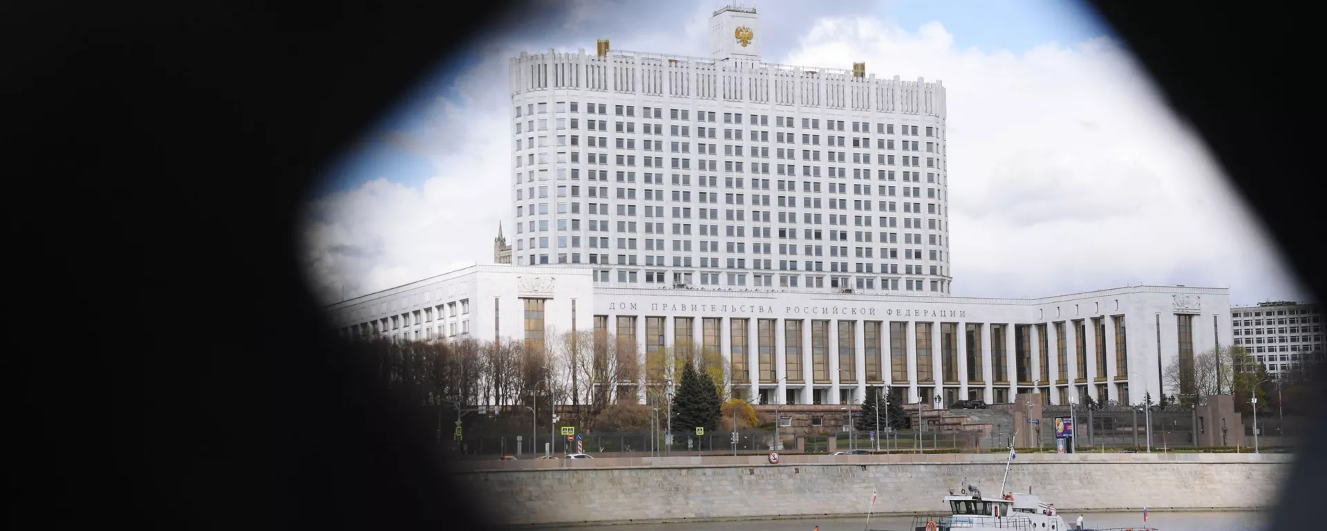 Катер плывет по Москве-реке. В Московском бассейне внутренних водных путей открылась навигация. На дальнем плане - здание Дома правительства РФ.  - 俄羅斯衛星通訊社, 1920, 15.07.2021