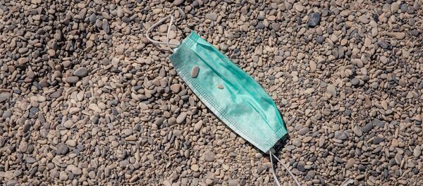 Защитная маска на городском пляже Алимос в пригороде Афин - 俄罗斯卫星通讯社