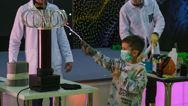 На  Всероссийской фестивале  NAUKA 0+ дети часто становятся  участниками научных  опытов - 俄羅斯衛星通訊社