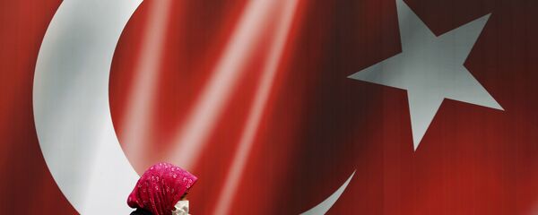 Женщина в защитной маске на фоне турецкого флага - 俄罗斯卫星通讯社