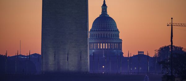 Монумент Вашингтону на фоне капитолия Монумент Вашингтону на фоне капитолия - 俄罗斯卫星通讯社