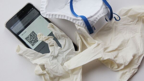 Перчатки, маска и смартфон с QR-кодом, Нижегородская область - 俄羅斯衛星通訊社