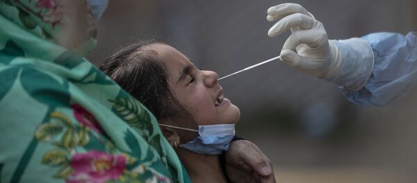 Медработник берет тест на коронавирус у ребенка в Индии - 俄罗斯卫星通讯社