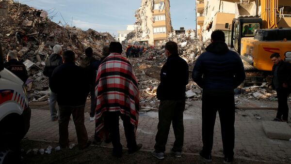 Спасатели ищут жертв под завалами в результате землетрясения в Измире, Турция - 俄罗斯卫星通讯社