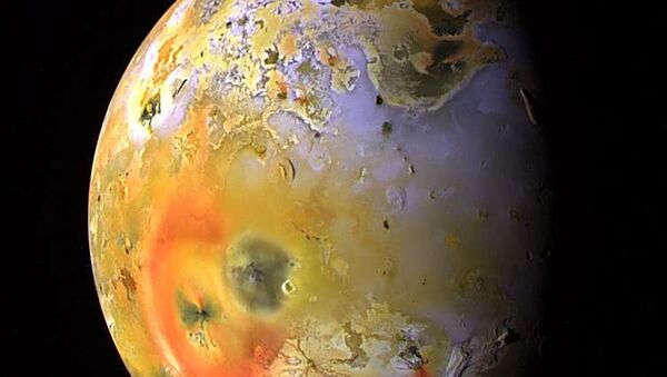Вид на спутник Юпитера Ио с вулканом Локи в левом верхнем углу  - 俄羅斯衛星通訊社
