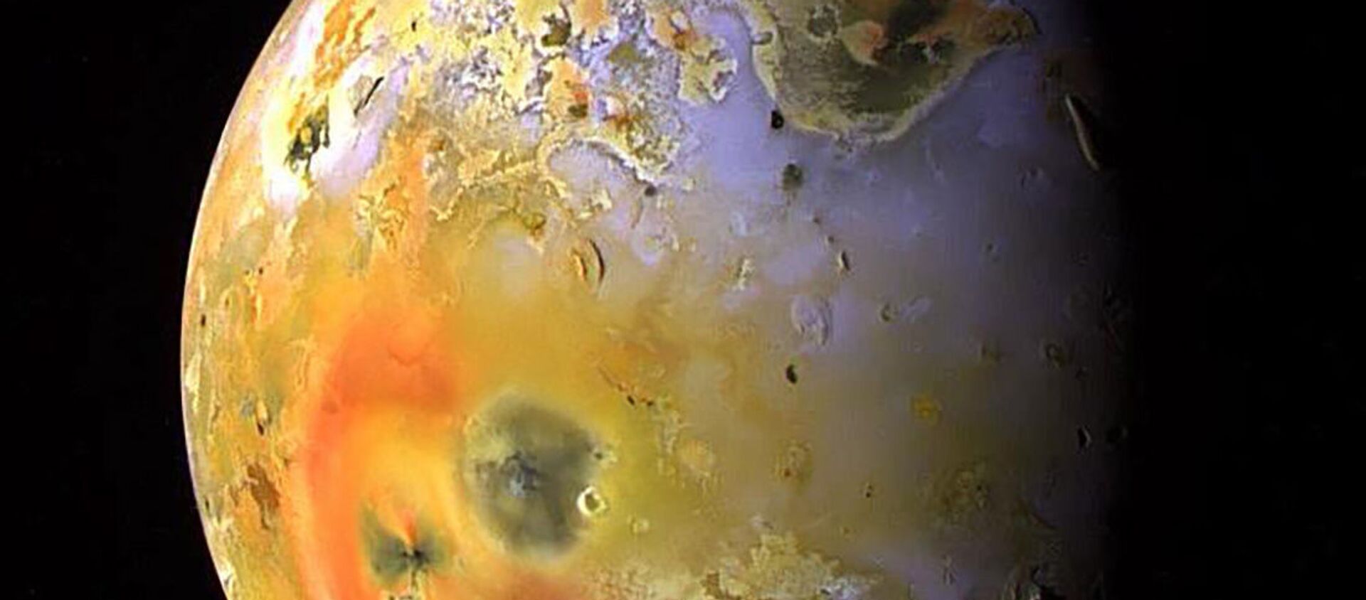 Вид на спутник Юпитера Ио с вулканом Локи в левом верхнем углу  - 俄罗斯卫星通讯社, 1920, 06.11.2020
