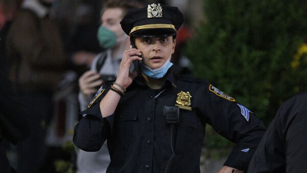 Сотрудница полиции в медицинской маске на акции протеста в Нью-Йорке, США - 俄罗斯卫星通讯社