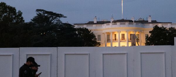 Сотрудники секретной службы США на площади перед Белым домом в Вашингтоне.  - 俄罗斯卫星通讯社