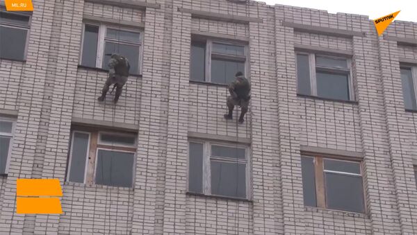 俄侦察兵演练进攻被假想恐怖分子占领的建筑物 - 俄罗斯卫星通讯社