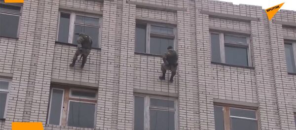 俄偵察兵演練進攻被假想恐怖分子佔領的建築物 - 俄羅斯衛星通訊社