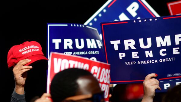 Сторонники президента США Дональда Трампа с плакатами в Филадельфии, США - 俄羅斯衛星通訊社