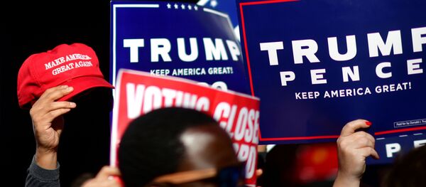 Сторонники президента США Дональда Трампа с плакатами в Филадельфии, США Сторонники президента США Дональда Трампа с плакатами в Филадельфии, США - 俄罗斯卫星通讯社