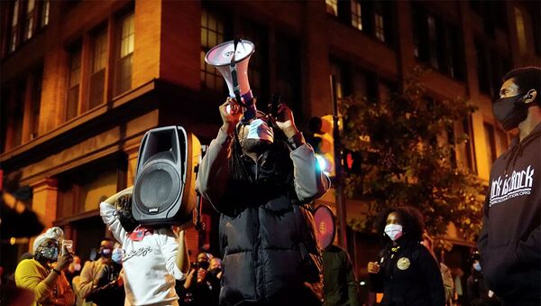 Протестующие в Филадельфии в ночь подсчета голосов на выборах президента США - 俄罗斯卫星通讯社
