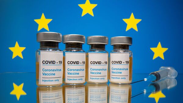 Бутылочки с надписью Вакцина от COVID-19 на фоне флага ЕС - 俄罗斯卫星通讯社