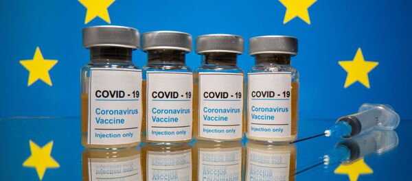 Бутылочки с надписью Вакцина от COVID-19 на фоне флага ЕС - 俄罗斯卫星通讯社