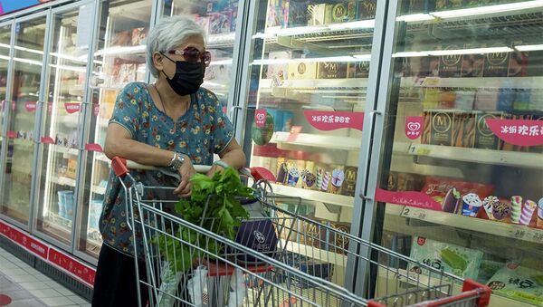 Женщина у стеллажа с замороженной продукцией в супермаркете в Пекине, КНР - 俄羅斯衛星通訊社