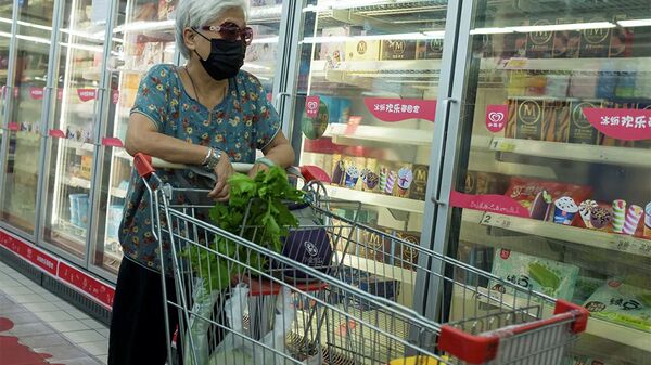 Женщина у стеллажа с замороженной продукцией в супермаркете в Пекине, КНР - 俄罗斯卫星通讯社