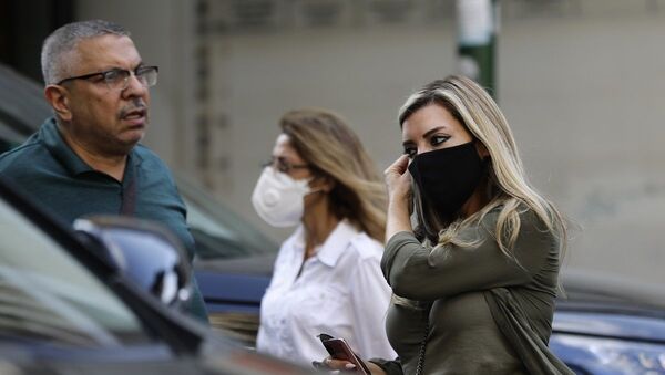 A woman adjusts her mask (COVID-19 coronavirus pandemic) as she walks along a street in Lebanon's capital Beirut on November 2, 2020. (Photo by JOSEPH EID / AFP) - 俄羅斯衛星通訊社