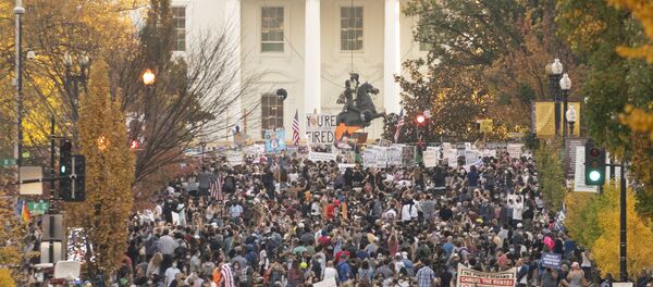 Сторонники Байдена горячо празднуют около Белого Дома - 俄羅斯衛星通訊社